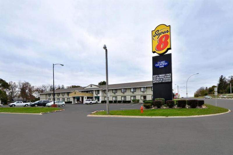 Super 8 By Wyndham Rochester Mayo Clinic Area Bagian luar foto