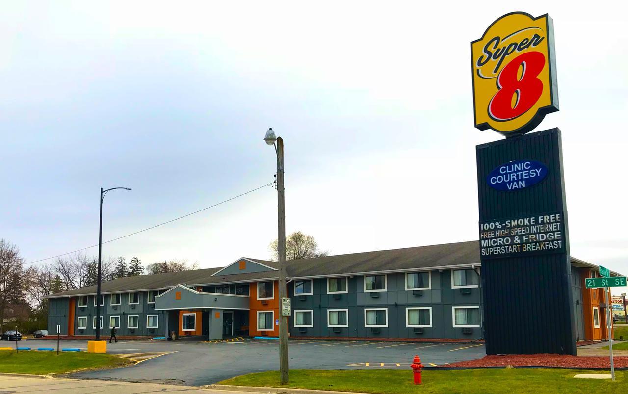 Super 8 By Wyndham Rochester Mayo Clinic Area Bagian luar foto